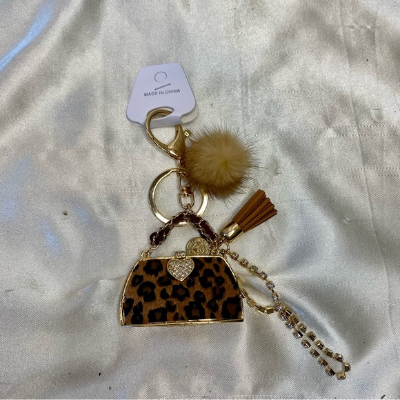 New leopard print bag charm Keychain with plush ball - Picture 5 of 6